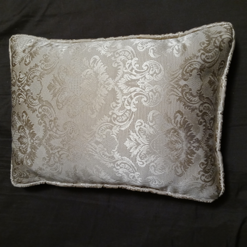🏫 3 DESIGNER GOLD PRINT PILLOWS🌅🏝 - Picture 7 of 10